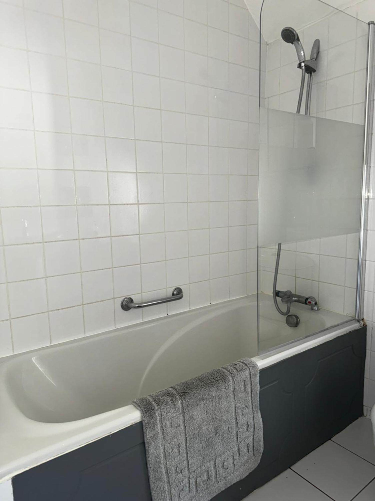 Apartment In Canford Cliffs Close To Sandbanks Beach Poole Bagian luar foto