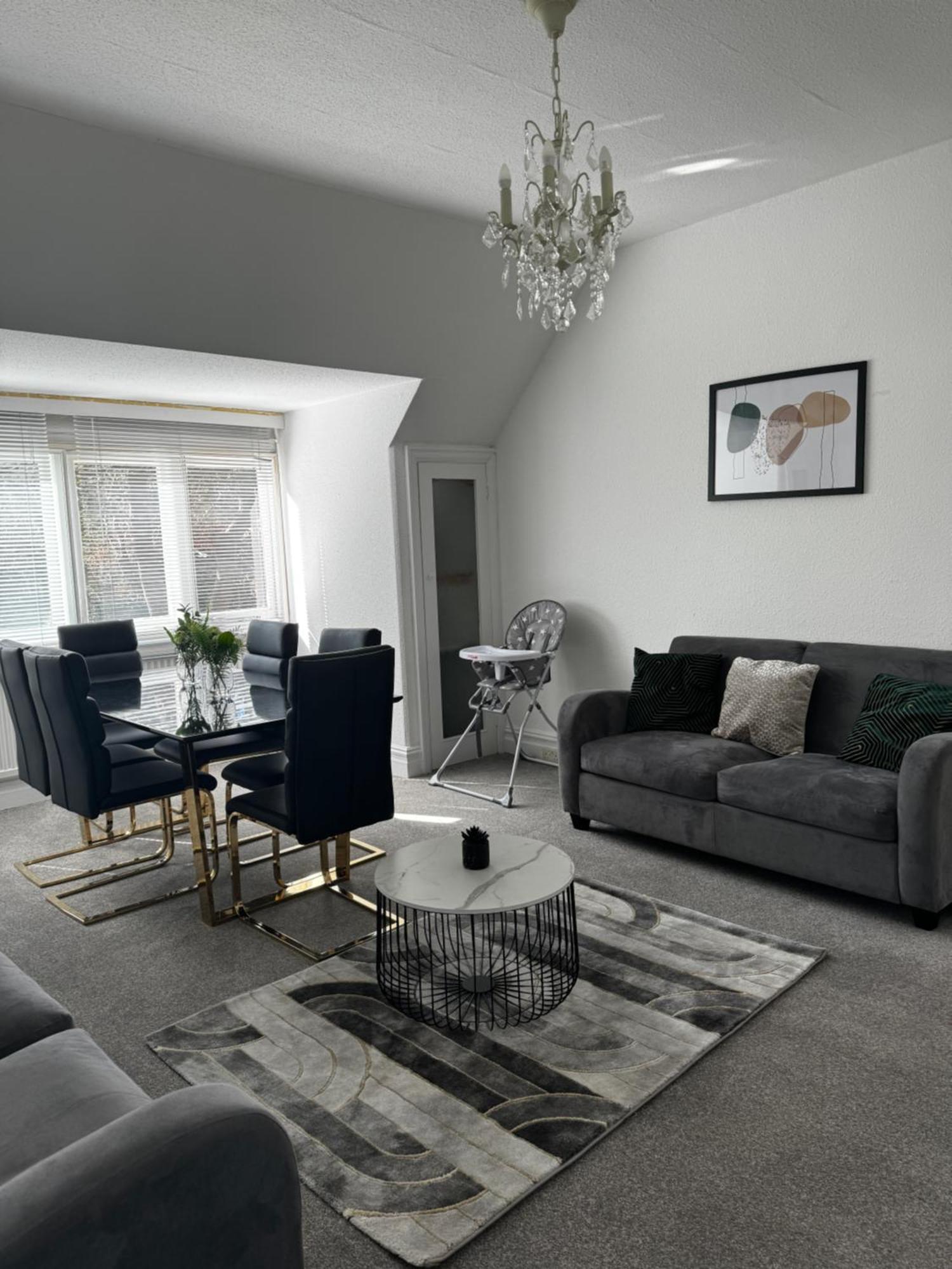 Apartment In Canford Cliffs Close To Sandbanks Beach Poole Bagian luar foto