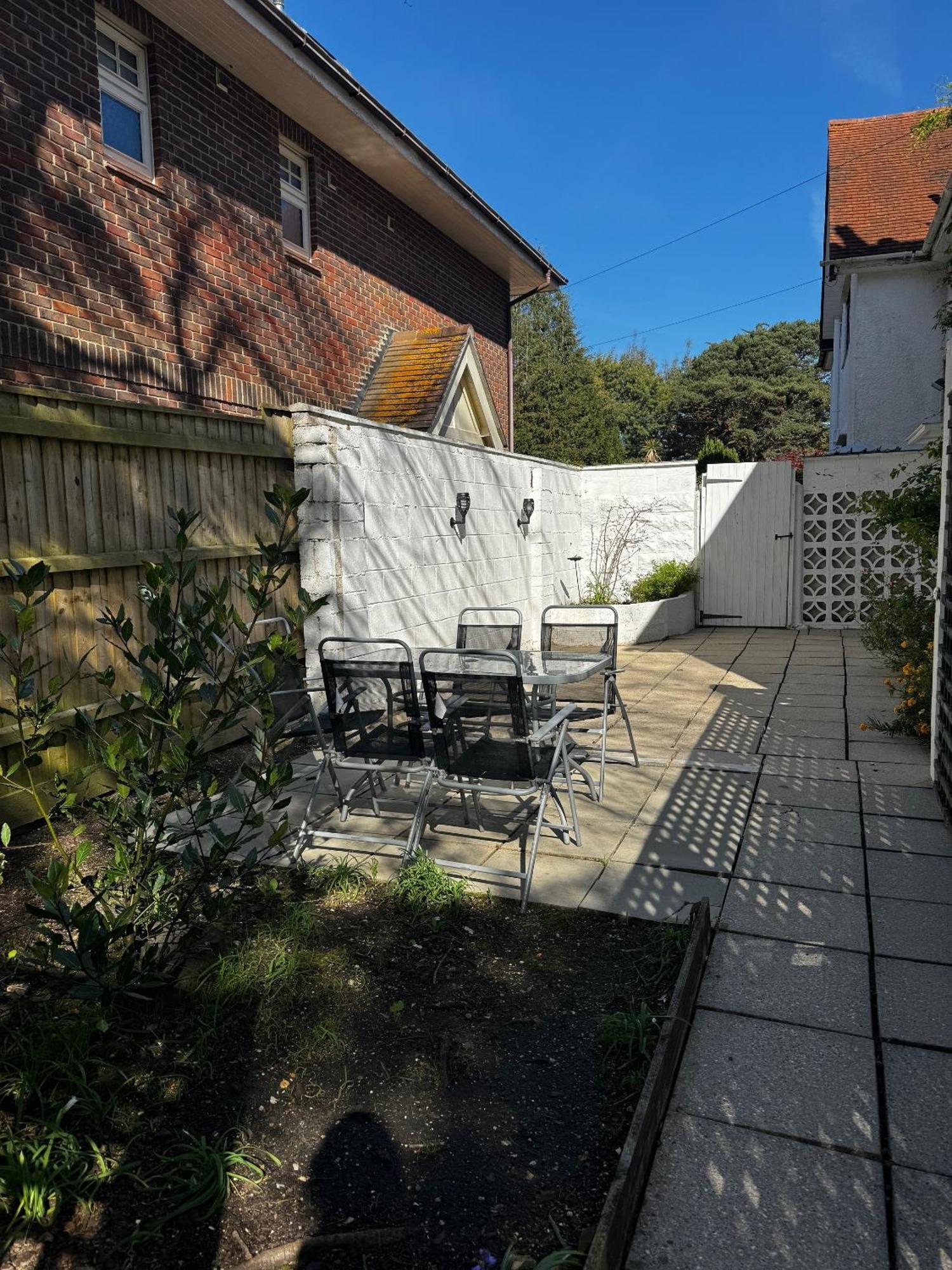 Apartment In Canford Cliffs Close To Sandbanks Beach Poole Bagian luar foto