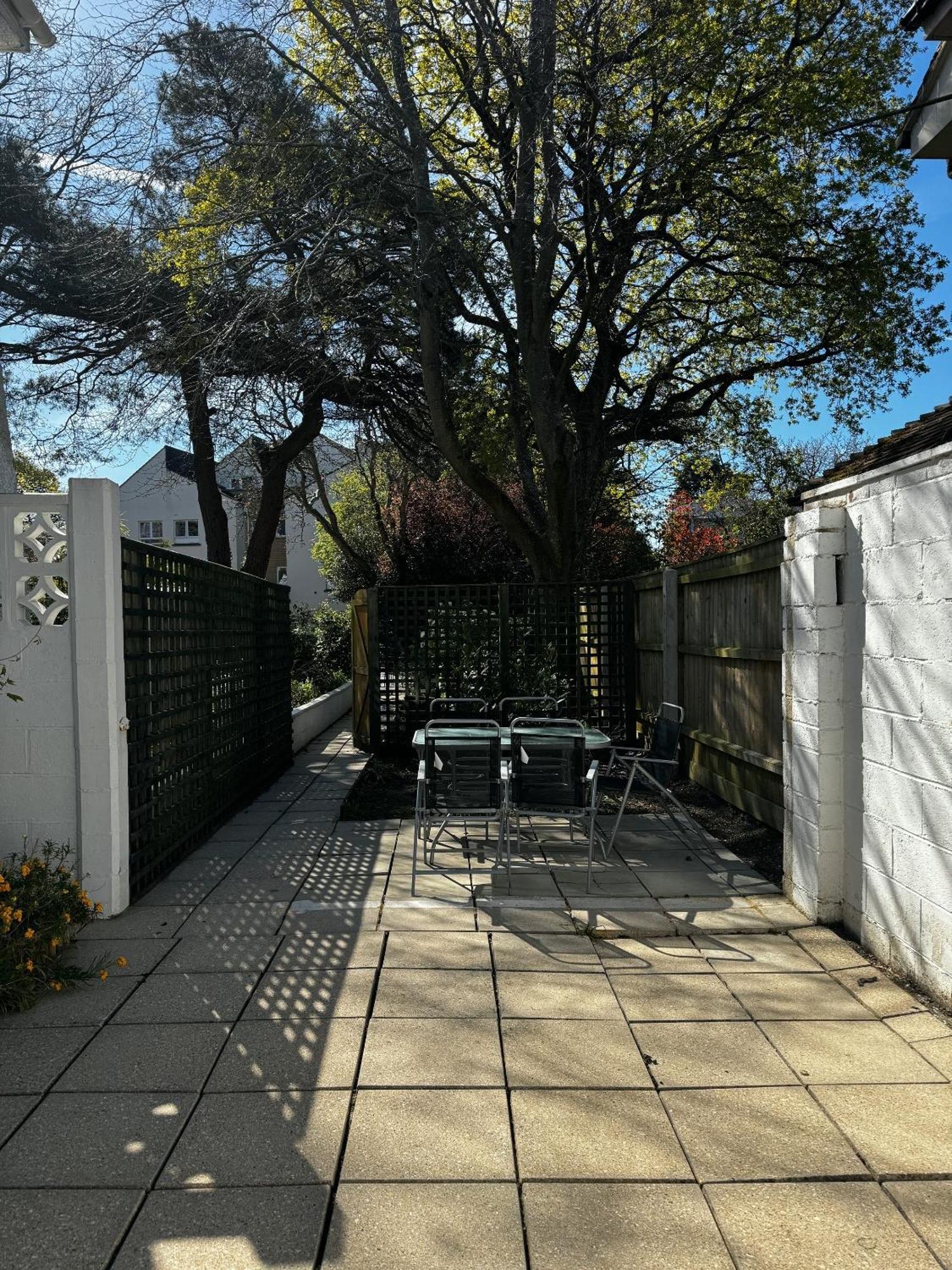 Apartment In Canford Cliffs Close To Sandbanks Beach Poole Bagian luar foto