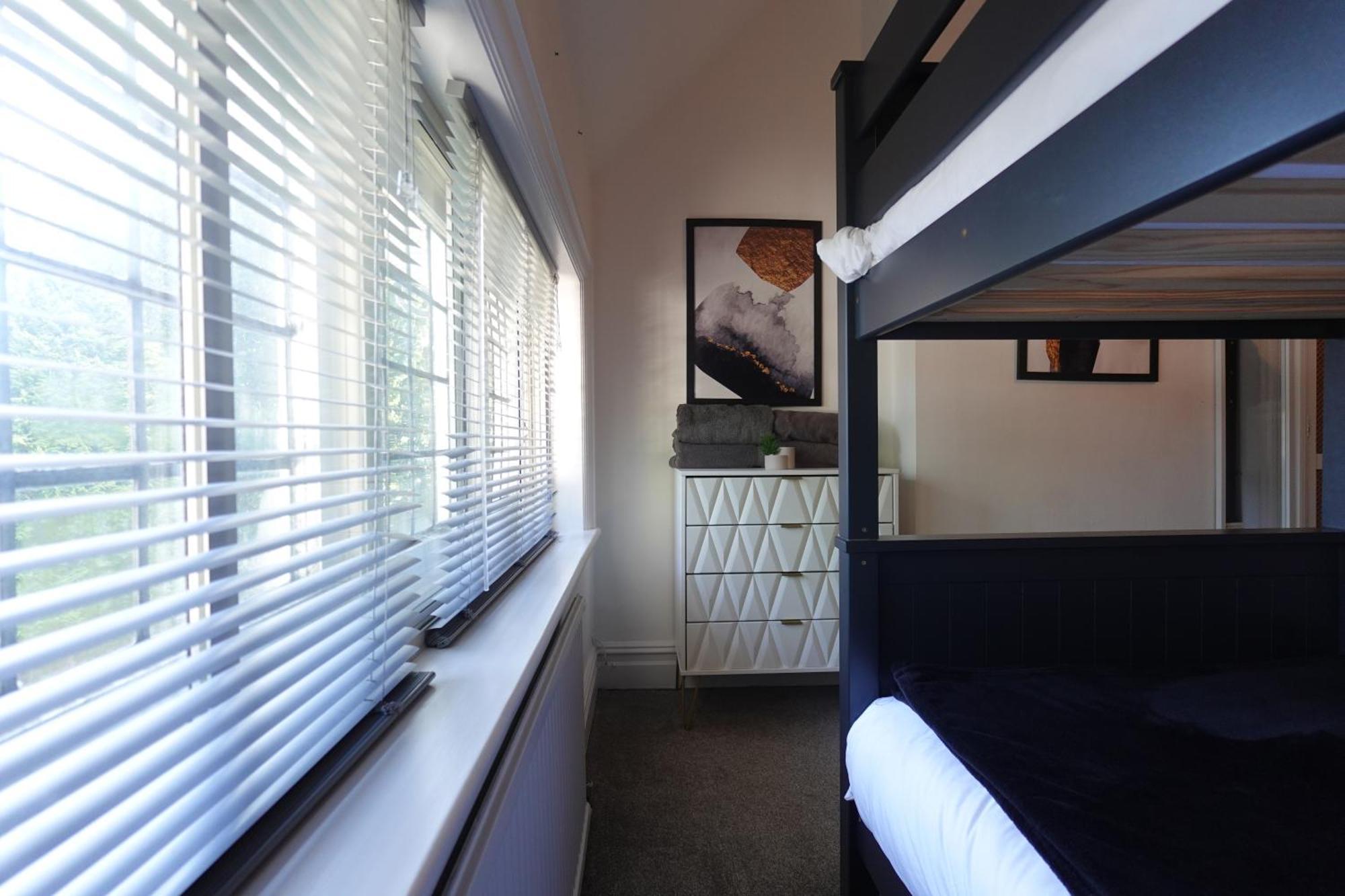 Apartment In Canford Cliffs Close To Sandbanks Beach Poole Bagian luar foto