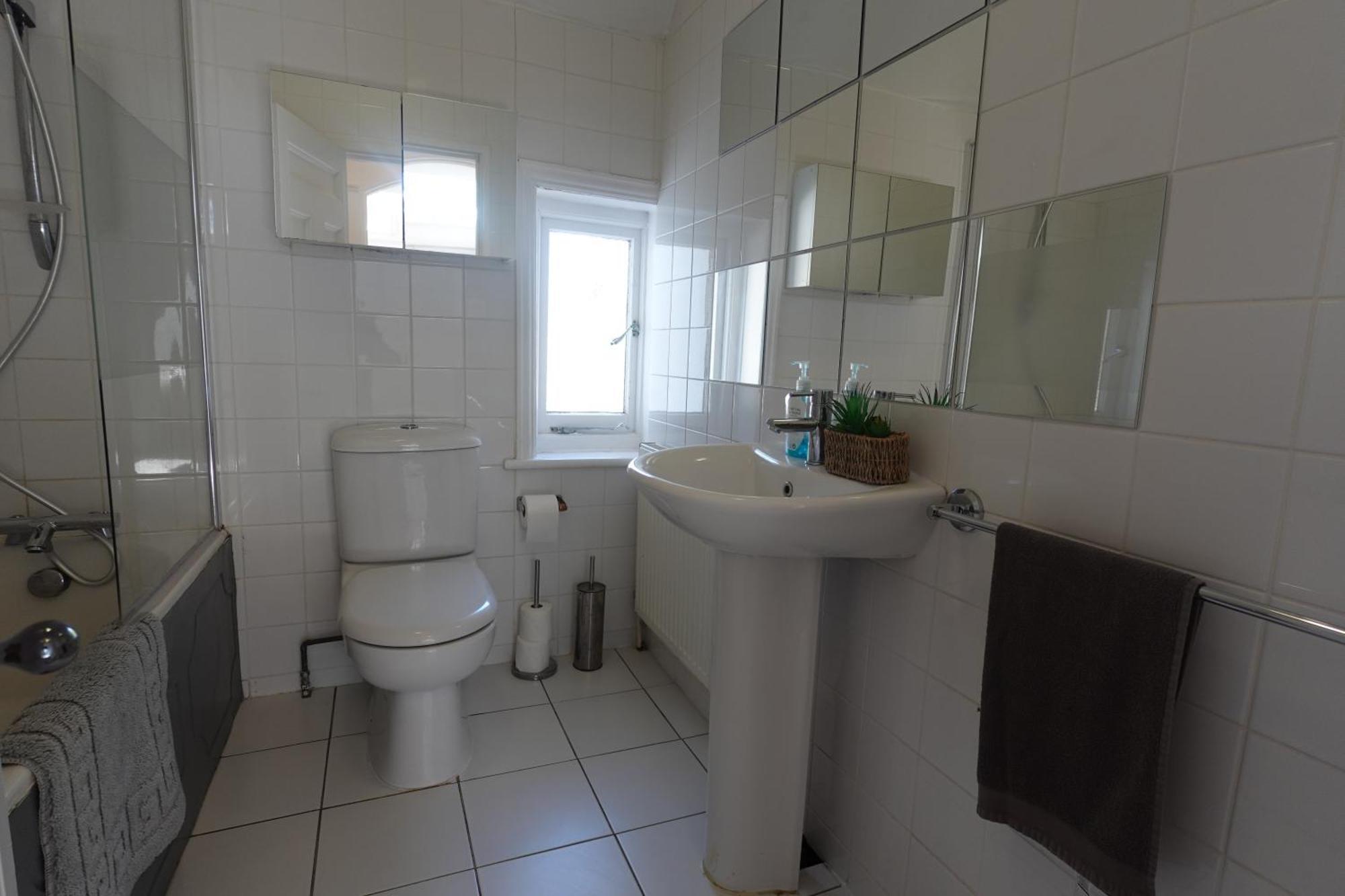 Apartment In Canford Cliffs Close To Sandbanks Beach Poole Bagian luar foto